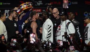 Le face-à-face entre Canelo et Crawford avant le combat - Boxe