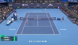 Pékin - Anisimova renverse Muchova et file en quarts