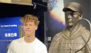 Rolex Shanghai Masters 2025 - Quand Jannik Sinner découvre la statue en terre cuite à son effigie