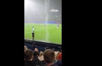 Un arbitre se fait asperger en plein match