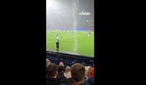 Un arbitre se fait asperger en plein match