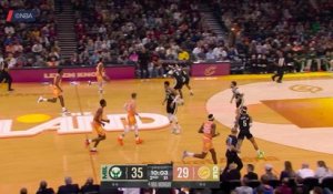 Cavaliers - Donovan Mitchell brise les reins de Gary Harris avec un move dévastateur