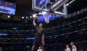 Lakers - Le dunk spectaculaire de Hayes sur une assist de LeBron James