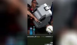 Flamengo - Felipe Luis arrosé par ses joueurs après le sacre