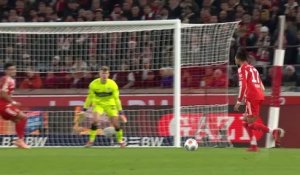 Bundesliga - Lorenz Assignon se mue en gardien de but face à Michael Olise