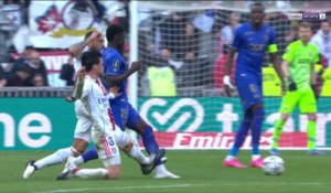 Ligue 1 : Tagliafico expulsé pour un tacle horrible, Lyon termine à dix