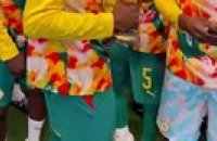 Les joueurs du Sénégal présentent le trophée de la CAN au Stade de France. - Foot - CAN