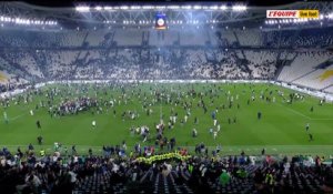 Les images de l'envahissement du terrain à la fin du match entre l'Algérie et l’Uruguay - Foot - Amical