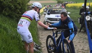 Paris-Roubaix 2026 - Un fan a filmé Tadej Pogacar en train de changer de vélo... on lui a donné un vélo bleu Shimano : "Une vraie brouette"