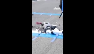 Un robot humanoïde trébuche puis s'auto-détruit