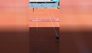 Madrid - Baptiste fracasse sa raquette de rage
