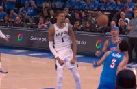 Spurs - Le dunk de Wembanyama après un rebond sur son tir