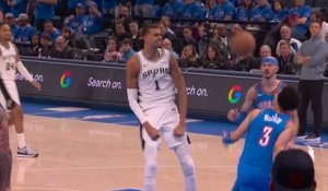 Spurs - Le dunk de Wembanyama après un rebond sur son tir