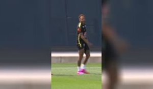 Brésil - Une haie d'honneur et des sprints : la journée de Neymar à l'entraînement