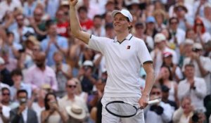 Wimbledon : Jannik Sinner balaie Novak Djokovic et rejoint Alexander Zverev en finale