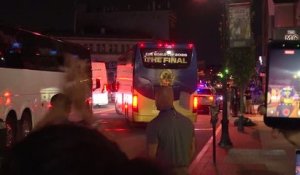 Espagne - Les fans hystériques avant le départ de l'hôtel de leurs héros