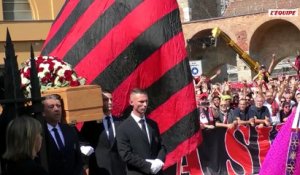 Les supporters milanais accompagnent l’arrivée du cercueil de Franco Baresi dans la basilique de Milan - Foot - Serie A