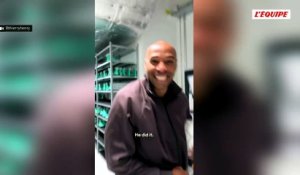 Roger Federer épate Thierry Henry en réalisant un joli geste technique avec un ballon de foot - Foot
