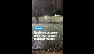 Un violent orage de grêle interrompt un match de football
