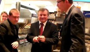 Coupé de ruban lors de l'inauguration de McDonald's Caudry