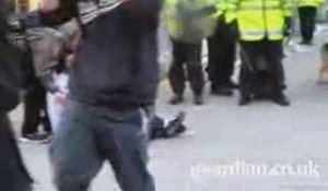 G20 - Londres : Ian Tomlinson jeté au sol par des policiers