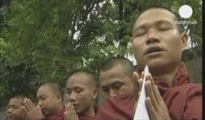 Moines chantant pour la paix devant l'ambassade du Myanmar