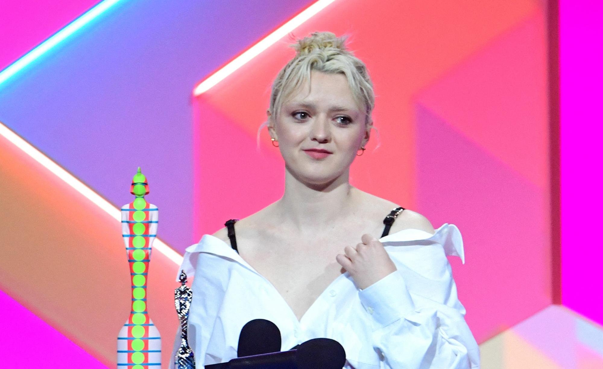 Maisie Williams reçoit le prix Global Icon lors des Brit Awards 2021 à l'O2 Arena de Londres, le 11 mai 2021.