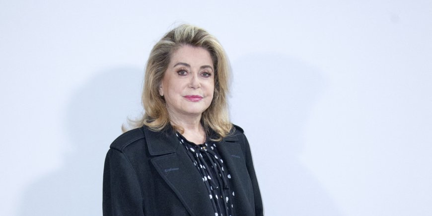 Catherine Deneuve lors du défilé automne-hiver 2022/2023 de Louis Vuitton à Paris, le 7 mars 2022.
