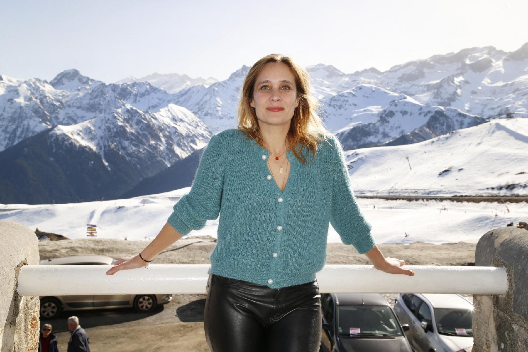 Julie De Bona au photocall de la 24ème édition du Festival des Créations TV de Luchon, le 10 février 2022.