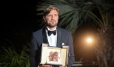Ruben Östlund remporte la Palme d'or de la 75e édition du Festival de Cannes, le 28 mai 2022.