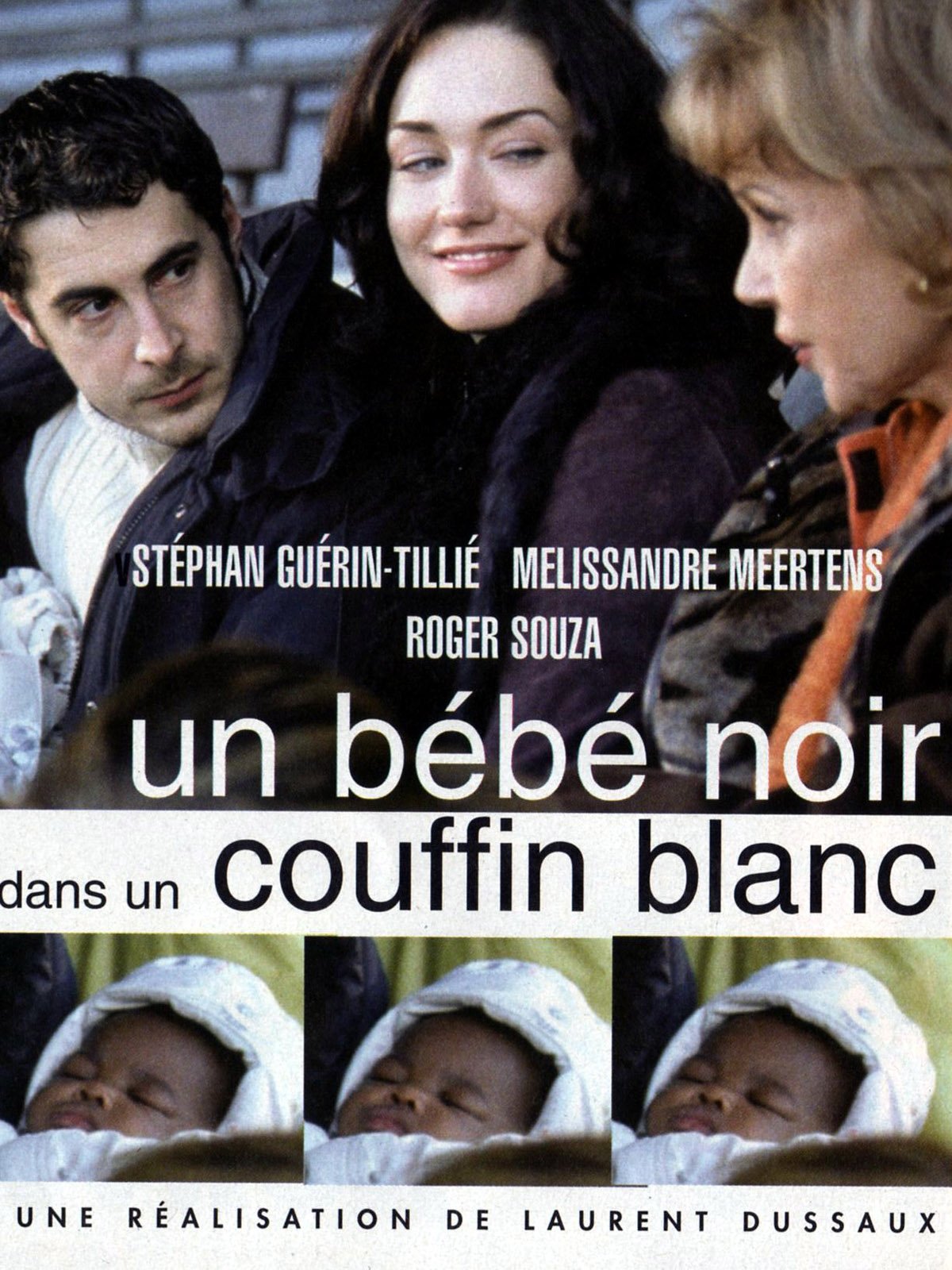 Un bébé noir dans un couffin blanc : Affiche