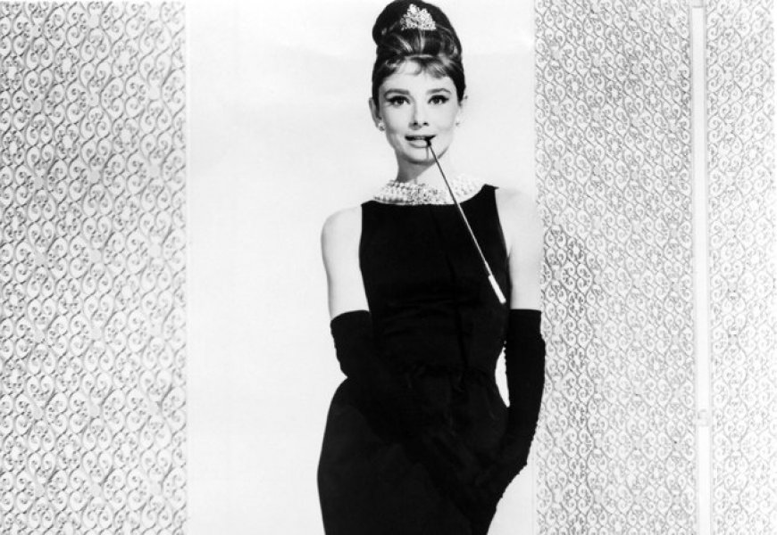 Audrey Hepburn dans Diamants sur canapé