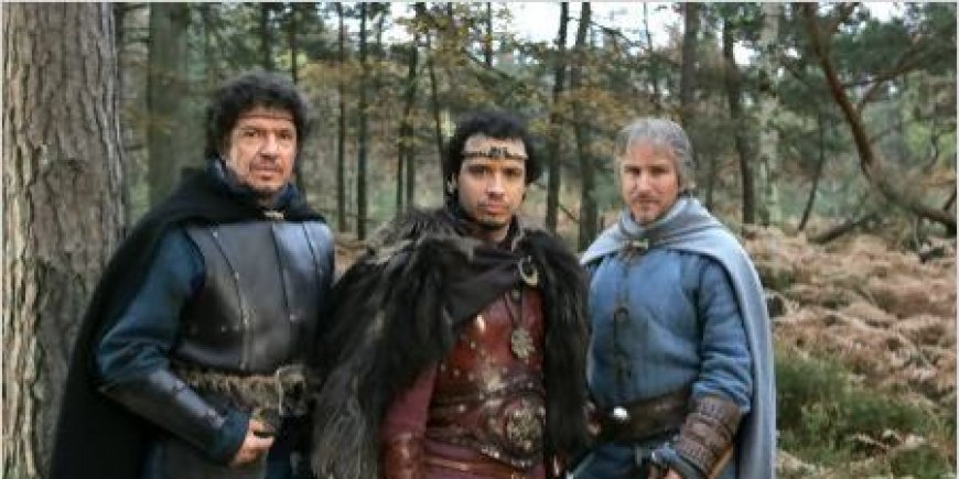 Alexandre Astier dans son célèbre costume du Roi Arthur pour la série Kaamelott