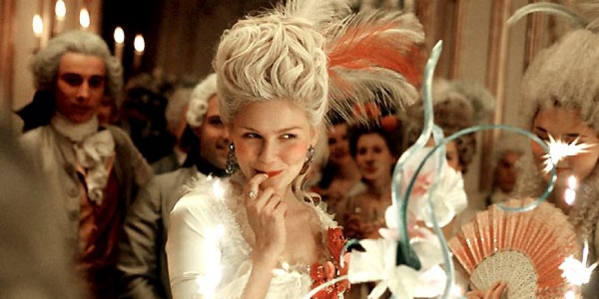 Kirsten Dunst dans son costume de Marie-Antoinette pour Sofia Copolla