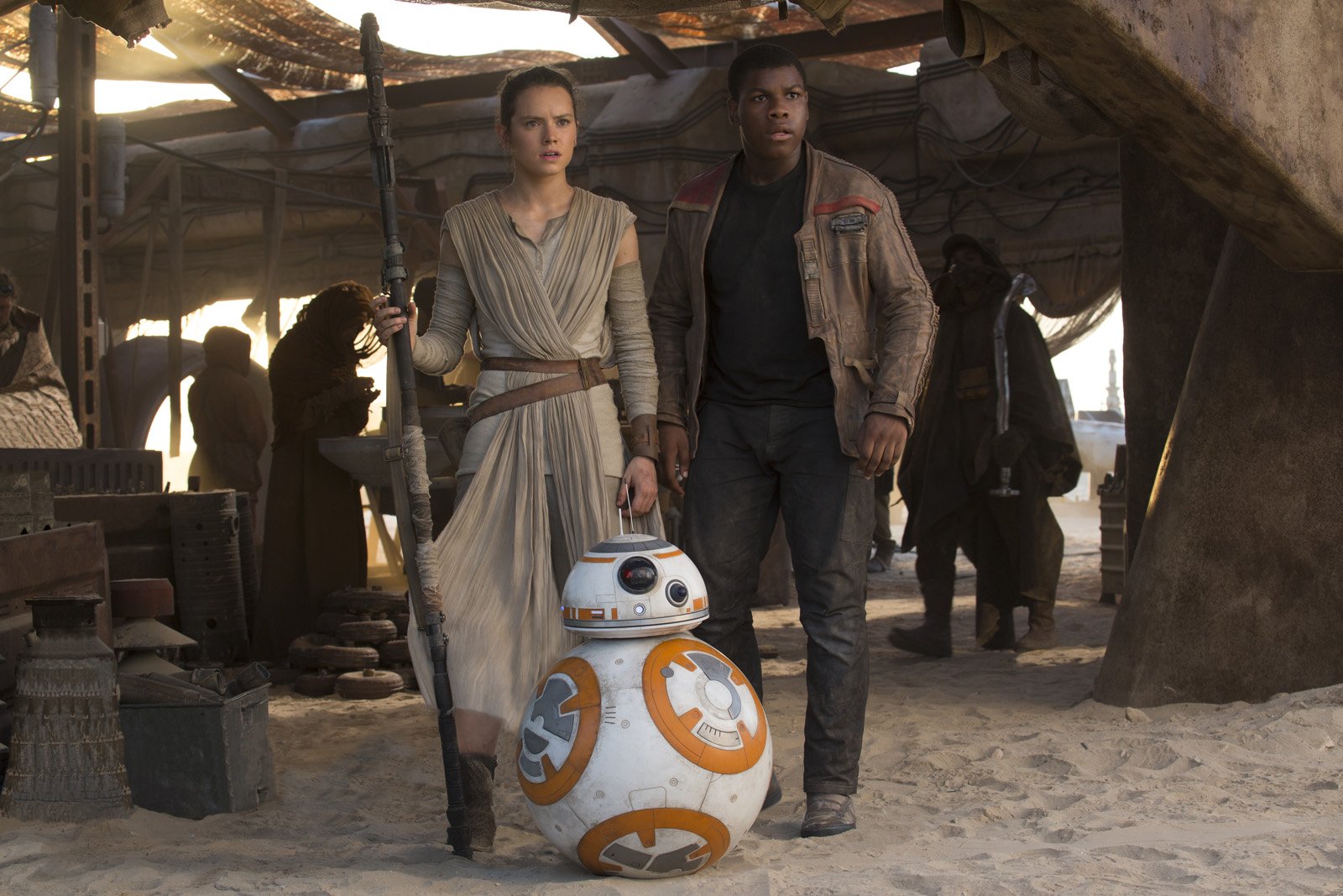 Daisy Ridley et John Boyega sur le tournage de Star Wars : Le Réveil de la Force