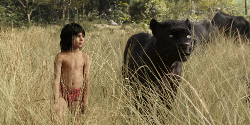 Neel Sethi qui joue Mowgli aux côtés de Bagheera dans Le Livre de la Jungle