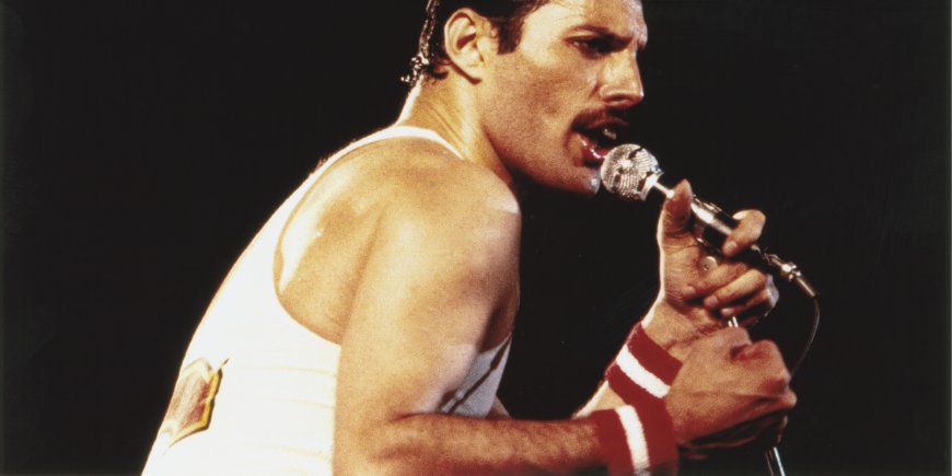 Freddie Mercury durant un concert au Milton Keynes National Bowl, en juin 1982.