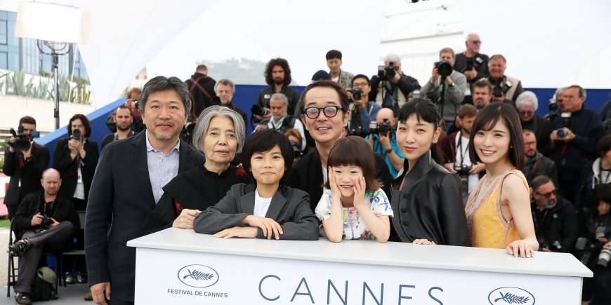 Kirin Kiki, Hirokazu Kore-eda, Jyo Kairi, Lily Franky, Miyu Sasaki, Sakura Ando, Mayu Matsuoka lors du photocall du film 