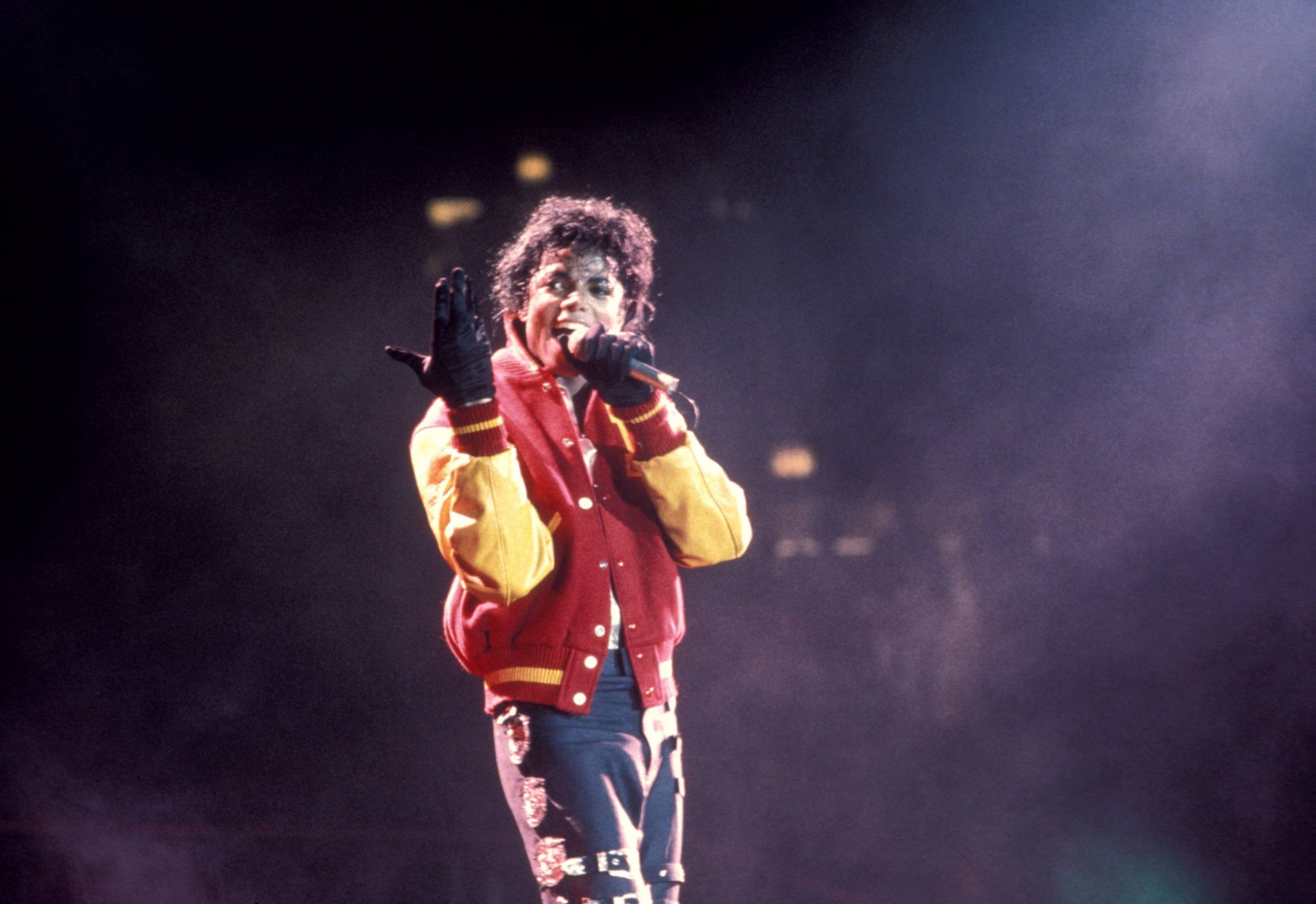 Michael Jackson, en concert, chante 