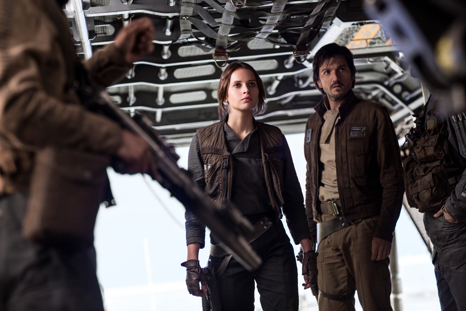 Diego Luna et Felicity Jones dans 