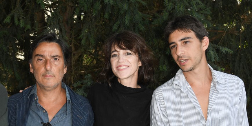 Yvan Attal, sa compagne Charlotte Gainsbourg et leur fils Ben Attal lors de la 12e édition du Festival du Film Francophone d'Angoulême, le 20 août 2019.