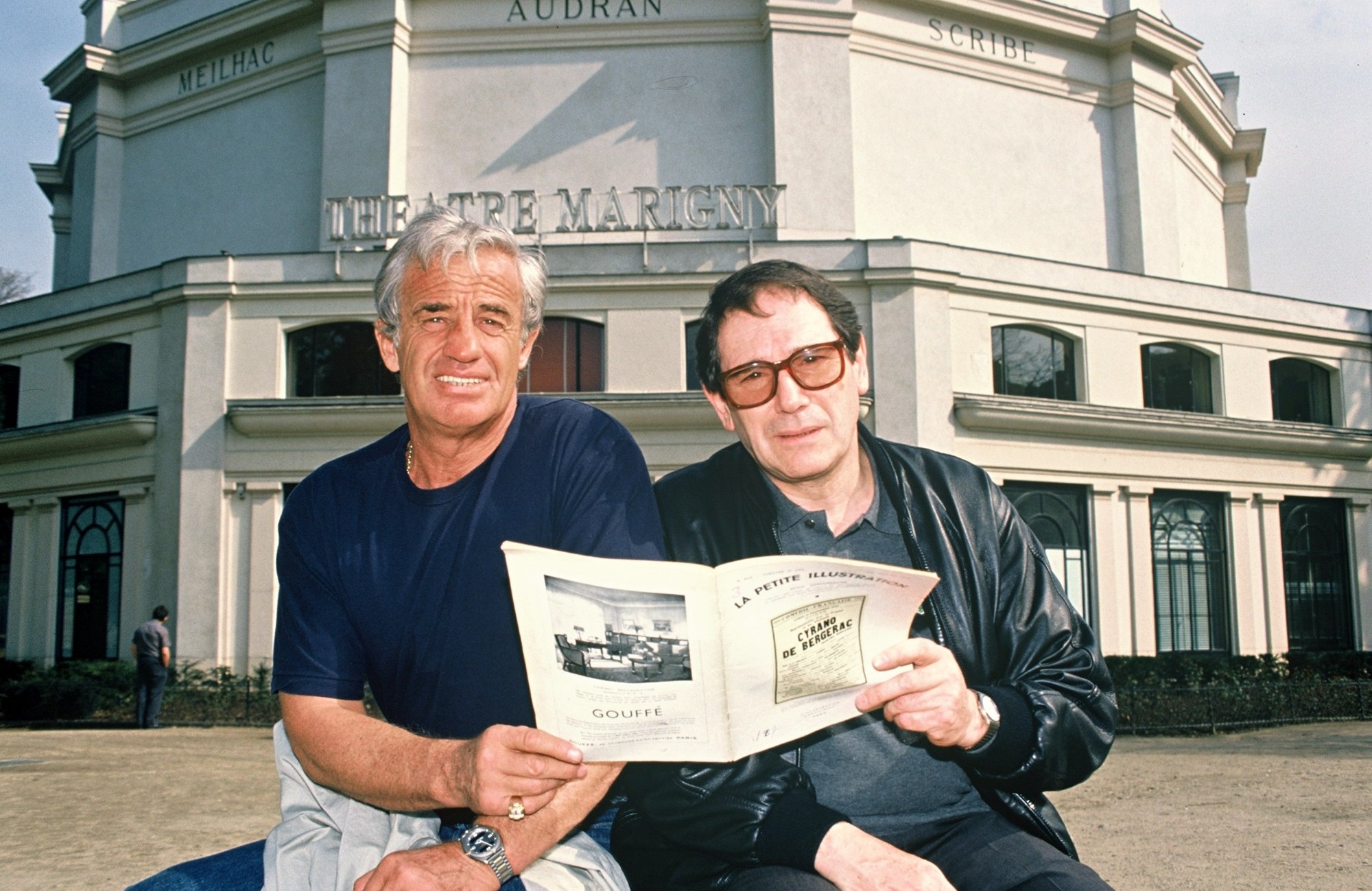 Jean-Paul Belmondo et Robert Hossein devant le Théâtre Marigny en 1989.