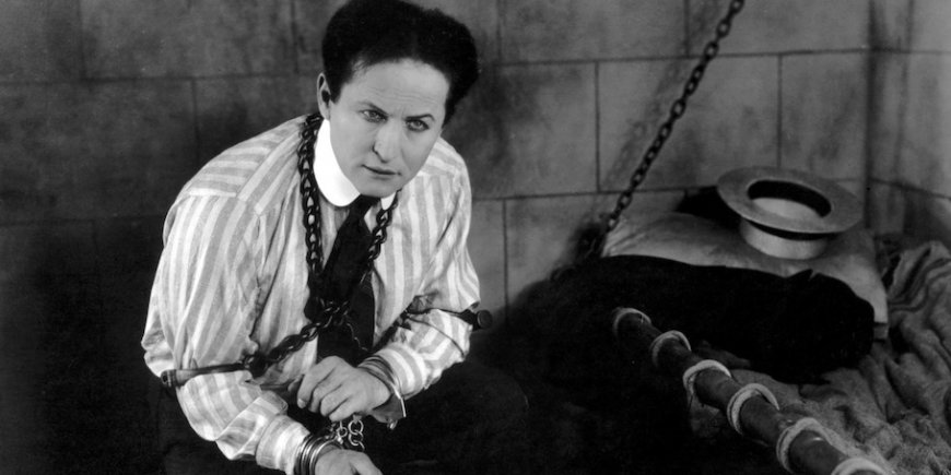 Harry Houdini pendant l'un de ses numéros.
