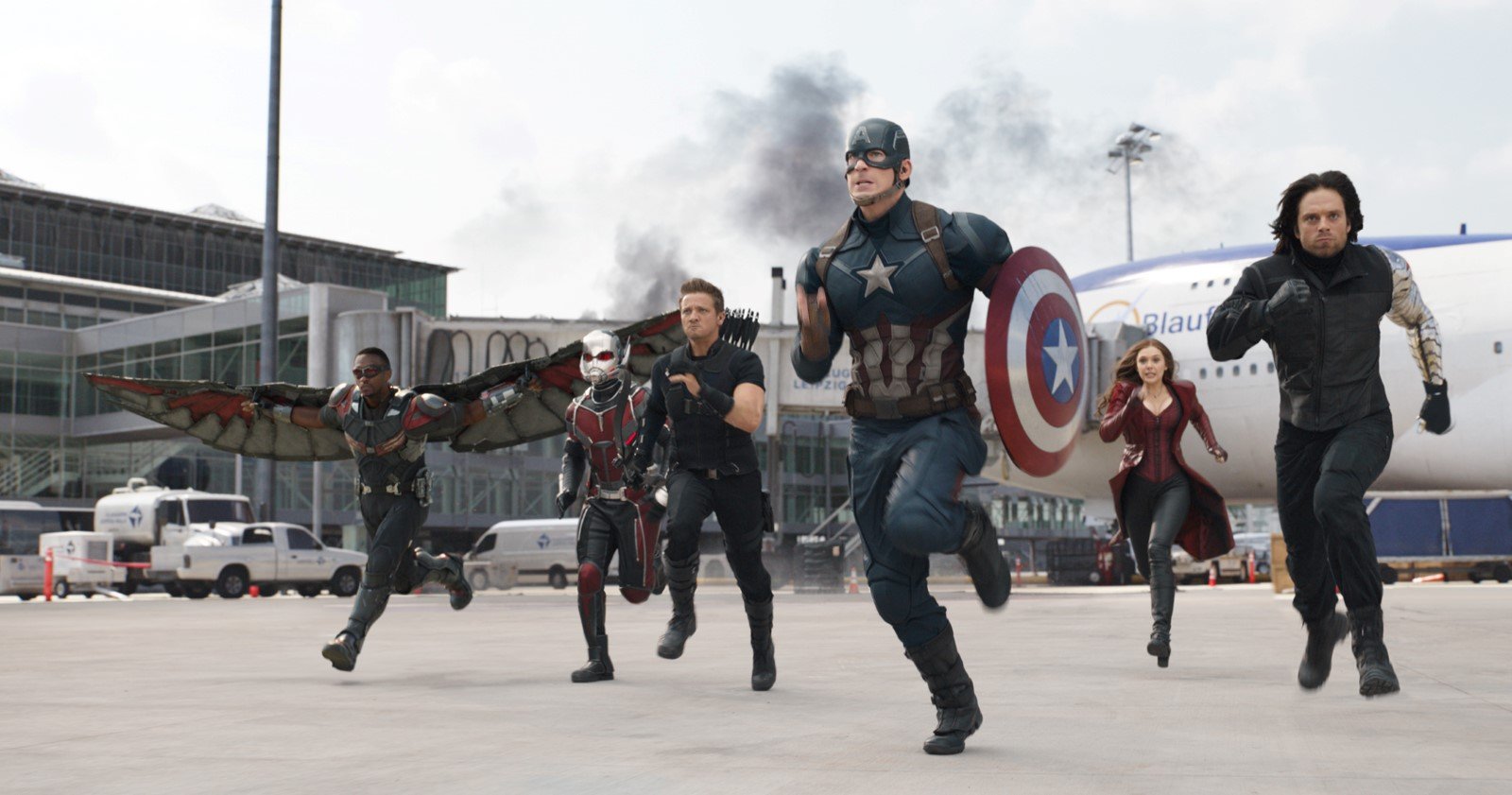 Anthony Mackie, Chris Evans, Elizabeth Olsen, Jeremy Renner, Paul Rudd et Sebastian Stan dans [ITALIC]Captain America: Civil War[/ITALIC]