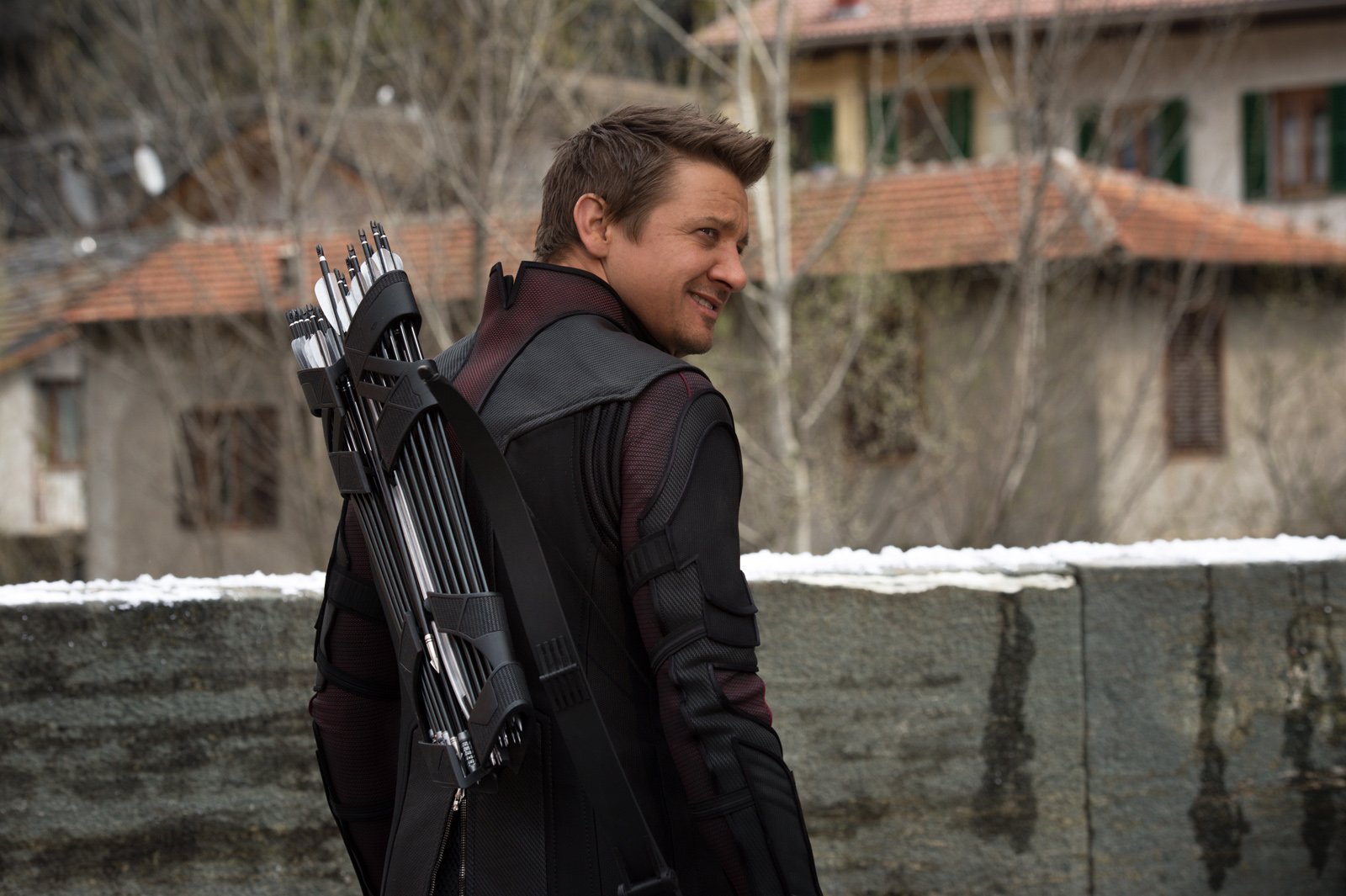 Jeremy Renner et le fameux arc de Hawkeye dans 