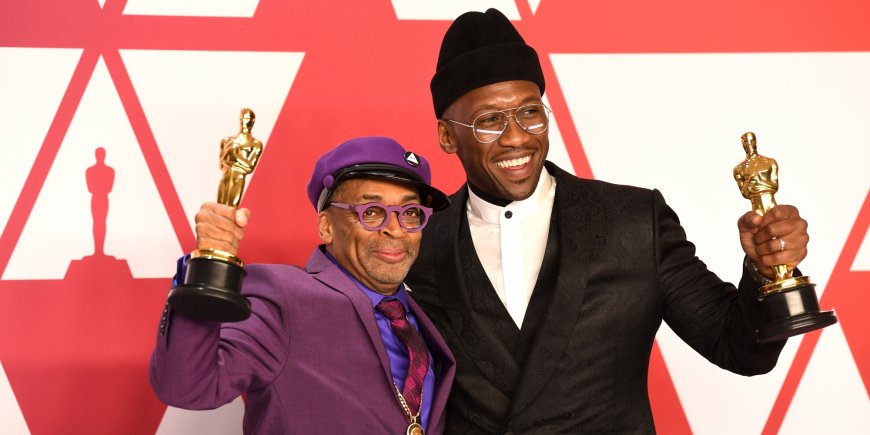 Spike Lee et Mahershala Ali lors de la 91e cérémonie des Oscars 2019 au théâtre Dolby à Los Angeles, le 24 février 2019.