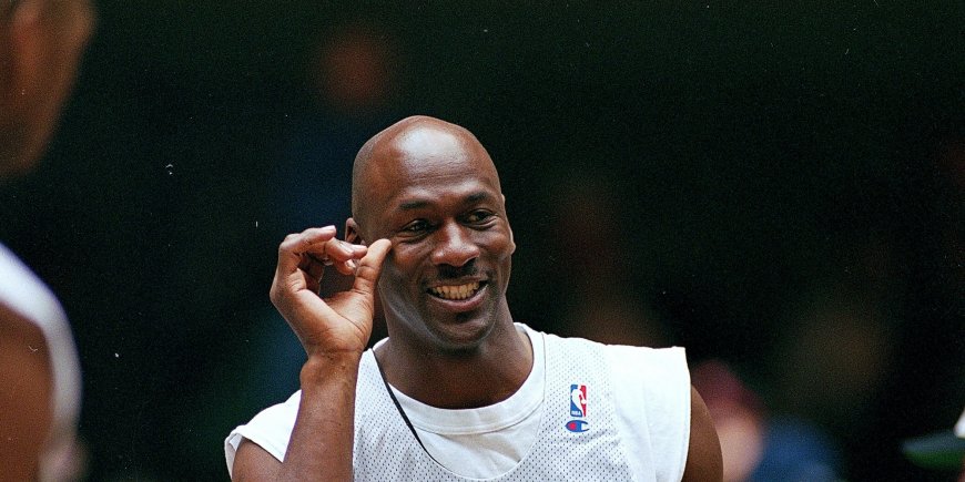 Michael Jordan avec les Chicago Bulls durant un entraînement du NBA All-Star à la Gund Arena à Cleveland, le 9 février 1997.