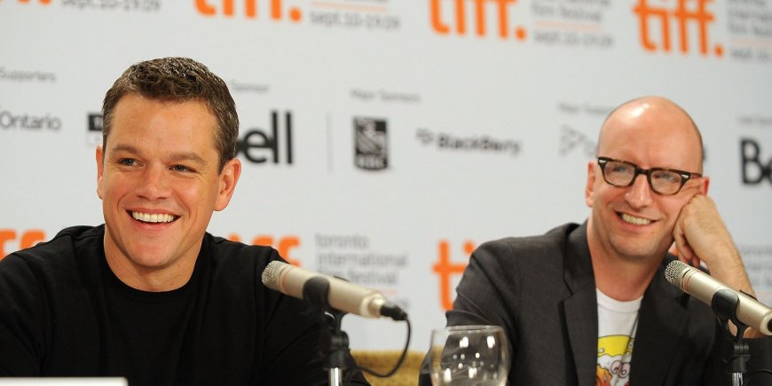 Matt Damon aux côtés de Steven Soderbergh à la conférence de presse du film The Informant en 2009