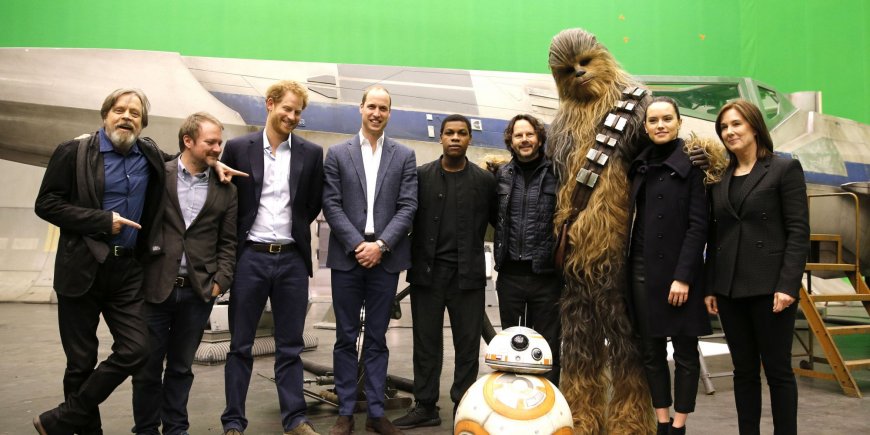 Les Princes Harry et William posent aux côtés de Mark Hamill, Rian Johnson, ou encore Chewbacca sur le tournage de Star Wars VIII
