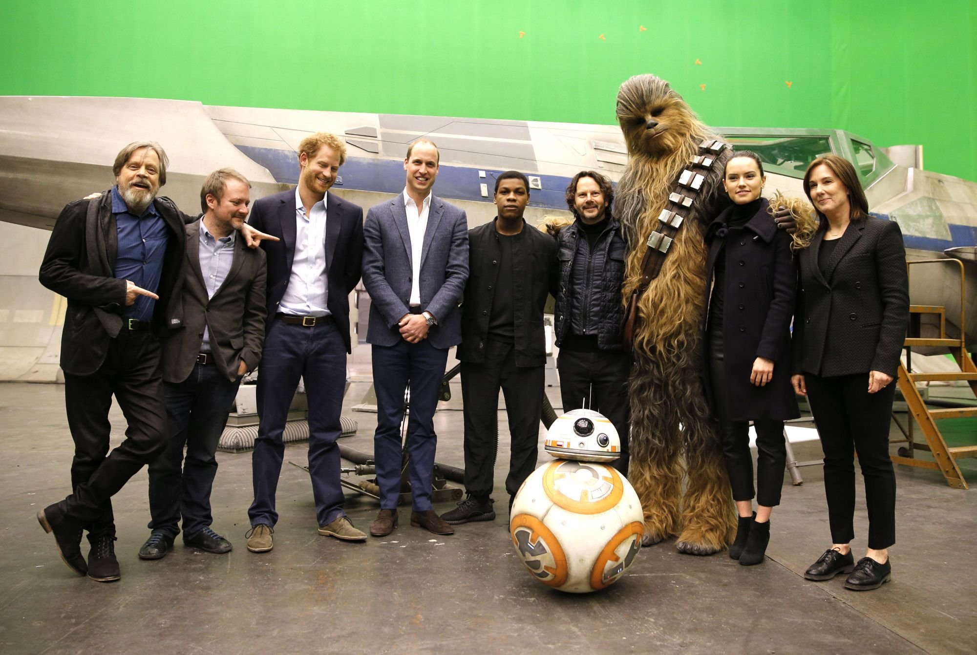 Les Princes Harry et William posent aux côtés de Mark Hamill, Rian Johnson, ou encore Chewbacca sur le tournage de Star Wars VIII